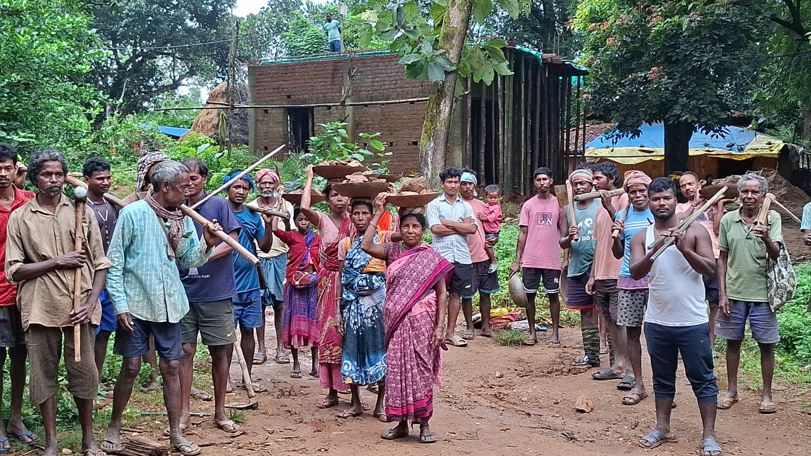 सरकारी व्यवस्था फेल, ग्रामीणों ने खुद बनाई सड़क – खूंटी के चकोम्दा गांव में वर्षों से जारी संघर्ष।