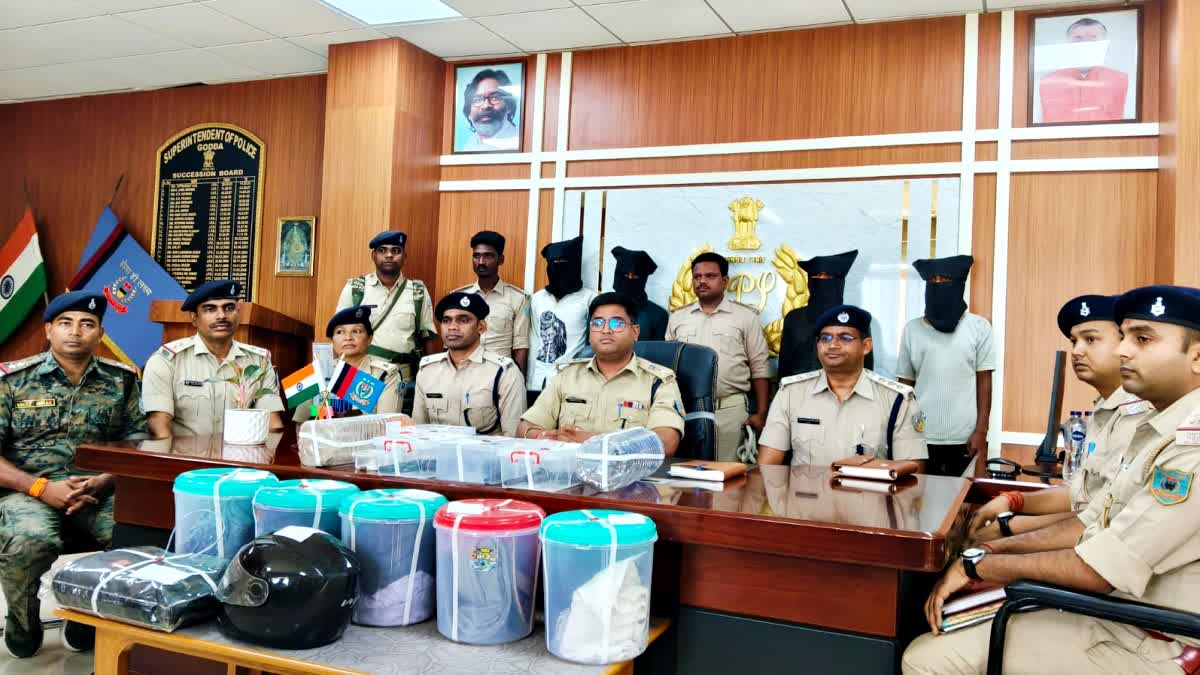 गोड्डा में संगठित अपराधी गिरोह का पर्दाफाश: हत्या, अपहरण और रंगदारी में शामिल 4 आरोपी हथियार समेत गिरफ्तार