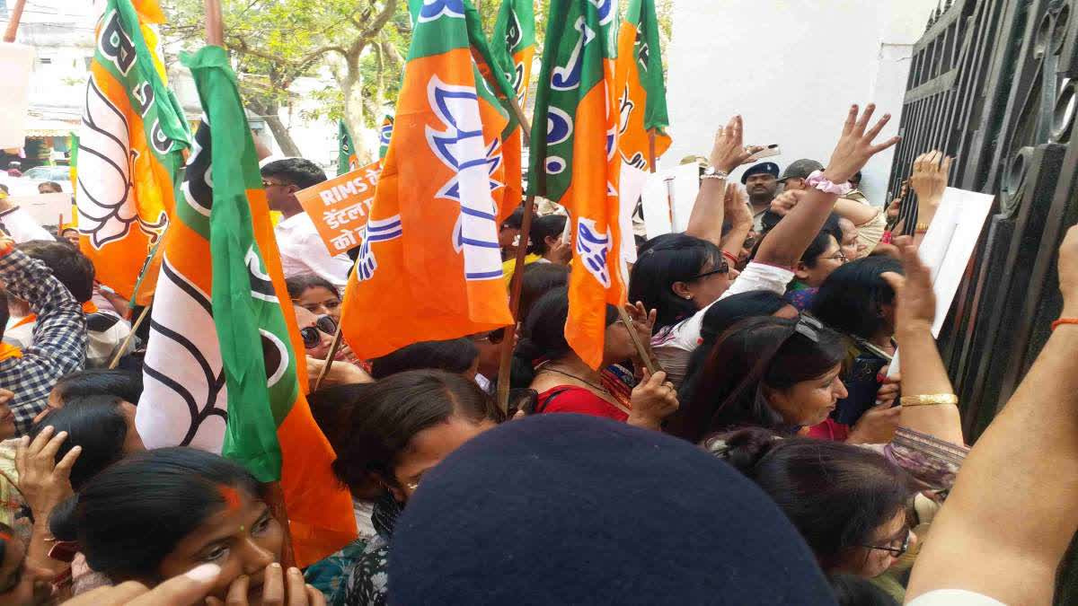 रांची में रिम्स छात्रा गैंगरेप मामले पर उबाल: भाजपा ने SSP कार्यालय का घेराव किया, पुलिस से तीखी नोकझोंक, सरकार पर गंभीर आरोप