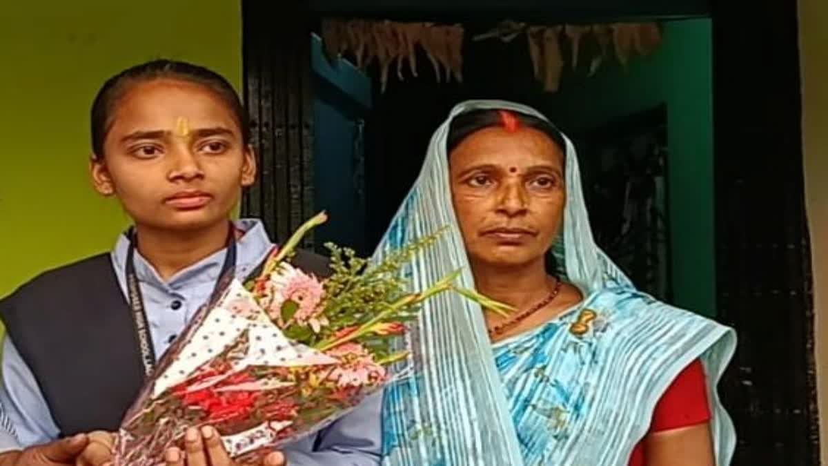 संघर्ष से शिखर तक: छाता बेचने वाले की बेटी शिवांगी बनी झारखंड टॉपर, 498 अंक लाकर रचा इतिहास