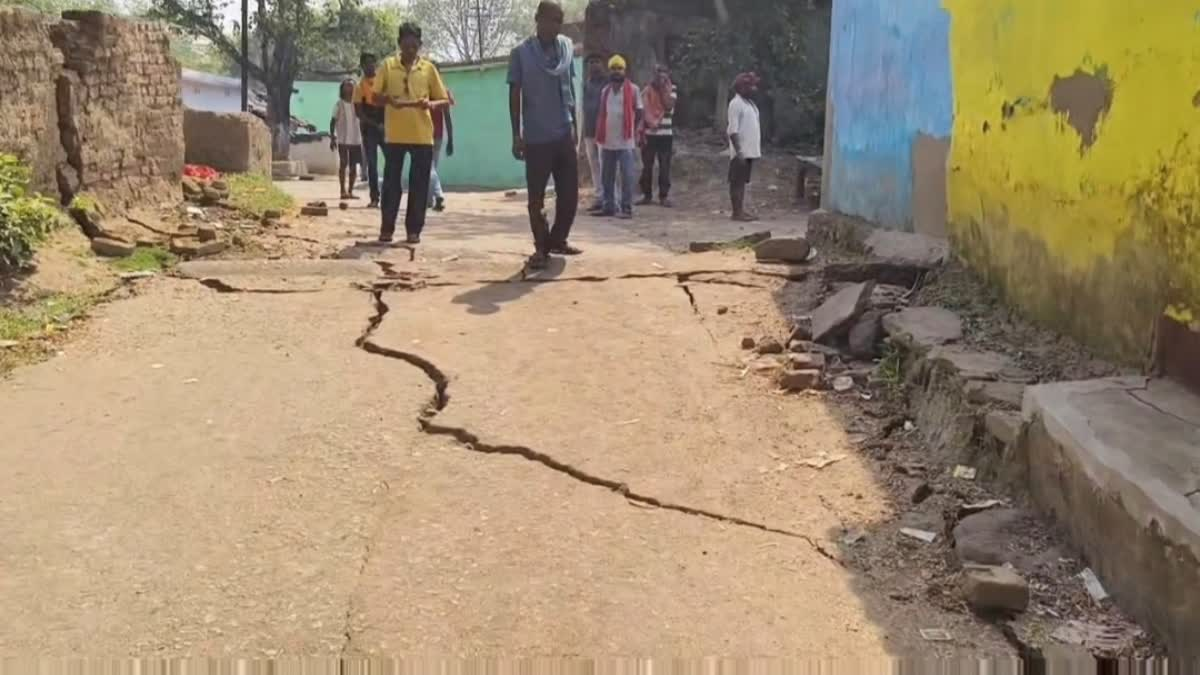 धनबाद के टंडाबाड़ी में फिर भू-धंसान से दहशत: कई घायल, गुस्साए ग्रामीणों ने NH-32 जाम कर प्रशासन पर लगाए लापरवाही के आरोप