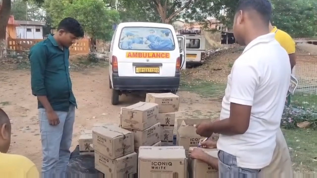 धनबाद में एंबुलेंस से अवैध शराब तस्करी का भंडाफोड़, 33 पेटी शराब के साथ चालक गिरफ्तार