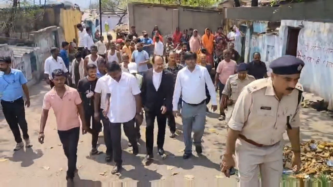 धनबाद के केंदुआडीह में भू-धंसान और गैस रिसाव से हड़कंप, डालसा टीम ने किया दौरा; प्रभावितों को कानूनी मदद का भरोसा