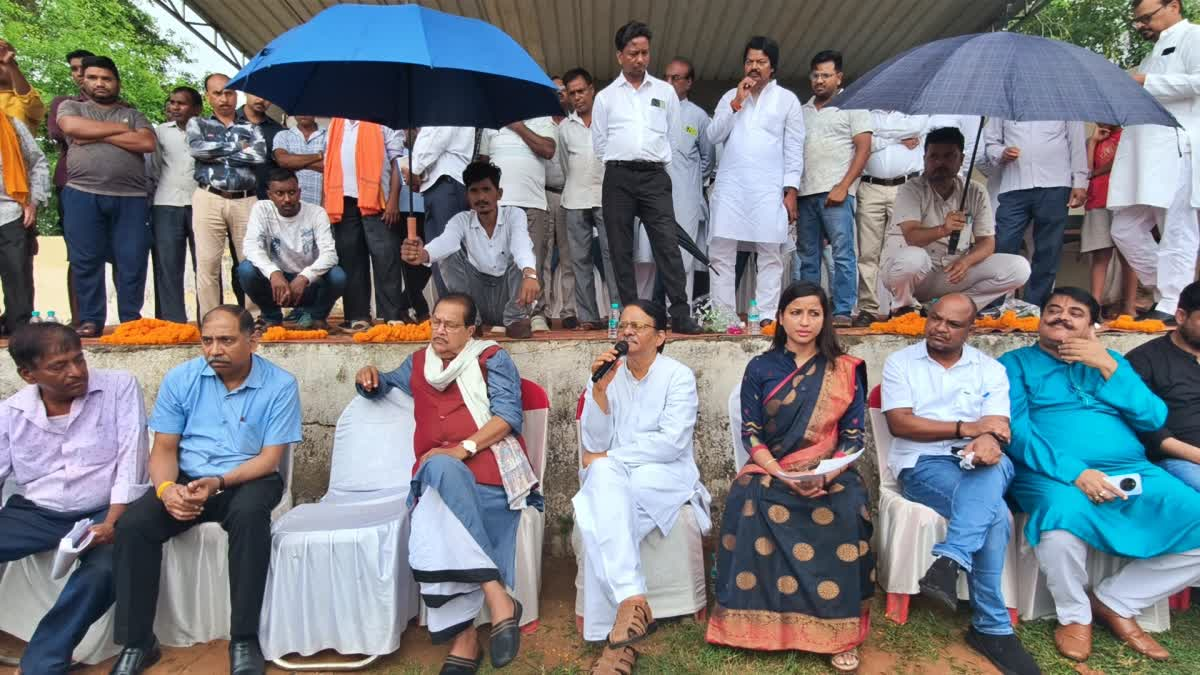 पतरातू में विस्थापितों के बीच पहुंचे वित्त मंत्री, बोले- कैबिनेट में उठेगा मुद्दा, हर पीड़ित को मिलेगा न्याय