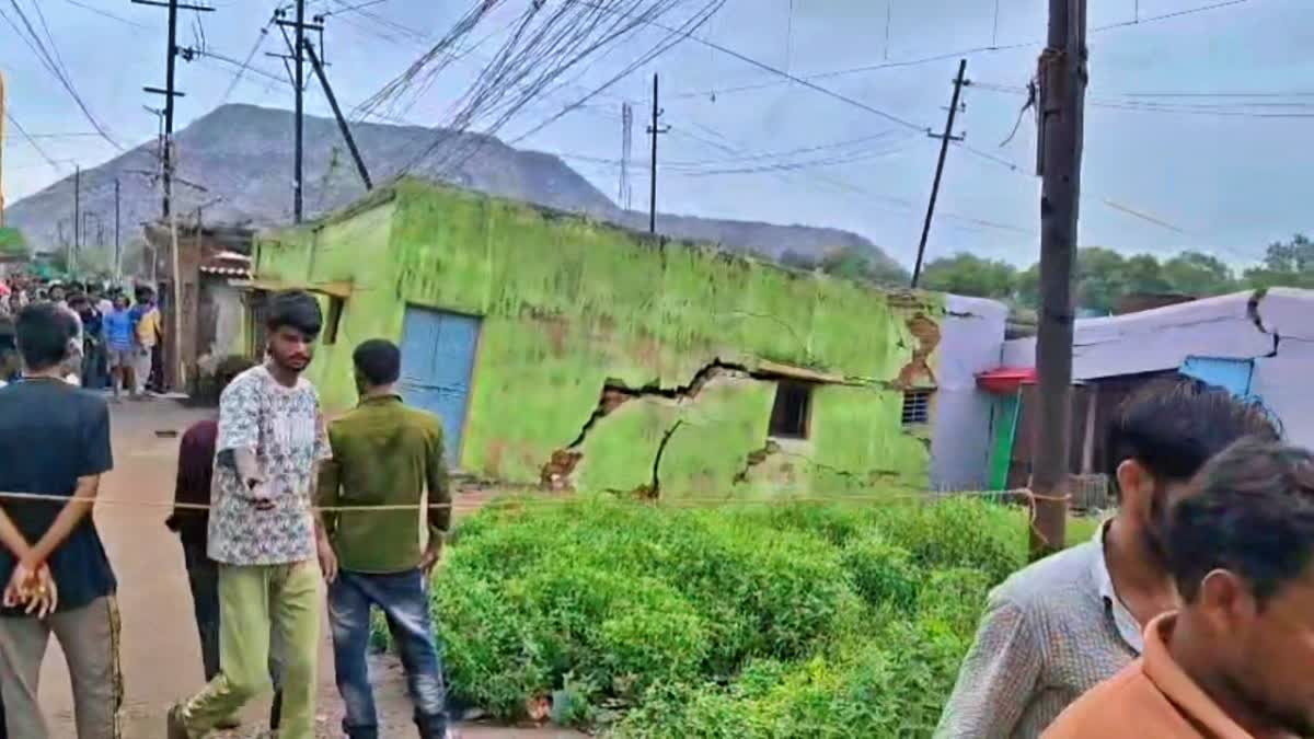 धनबाद के कतरास में भू-धंसान से दहशत, कई मकान क्षतिग्रस्त; पुनर्वास और मुआवजे की मांग तेज