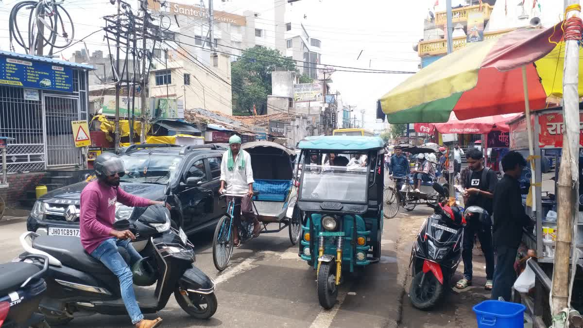 रांची में 23 हजार से ज्यादा ऑटो-ई-रिक्शा, लेकिन सिर्फ तीन अधिकृत स्टैंड; सड़क किनारे पार्किंग से बढ़ रहा जाम