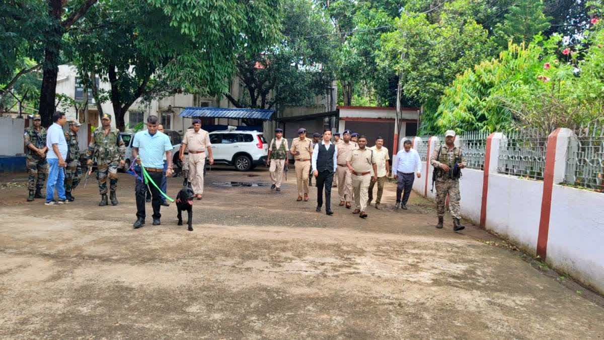 दुमका कोर्ट को बम से उड़ाने की धमकी, सुरक्षा बढ़ी; एसपी ने डॉग स्क्वॉड के साथ किया निरीक्षण