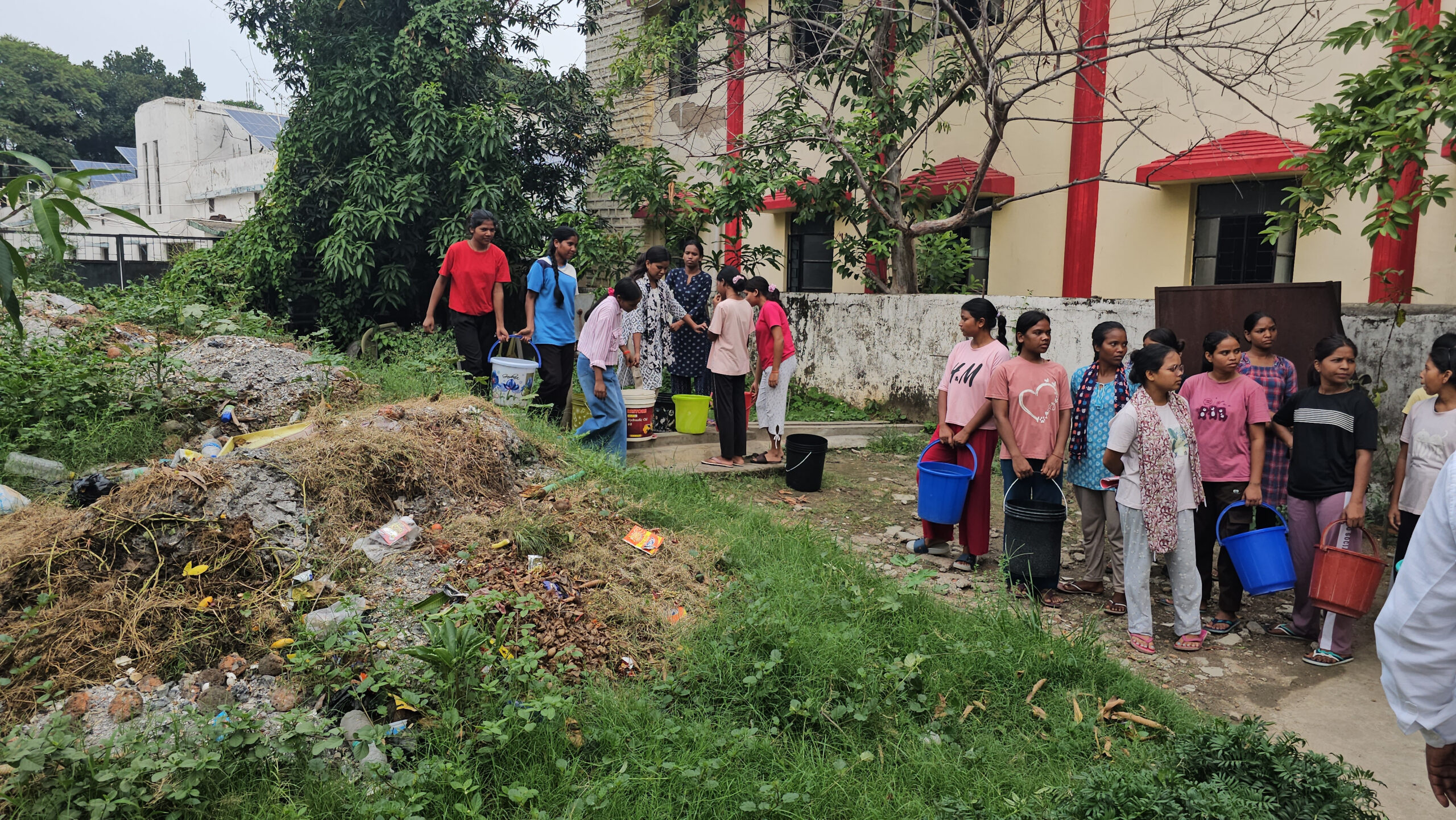 हजारीबाग के आदिवासी बालिका छात्रावास में बुनियादी सुविधाओं का संकट, पानी और सुरक्षा के अभाव में परेशान छात्राएं