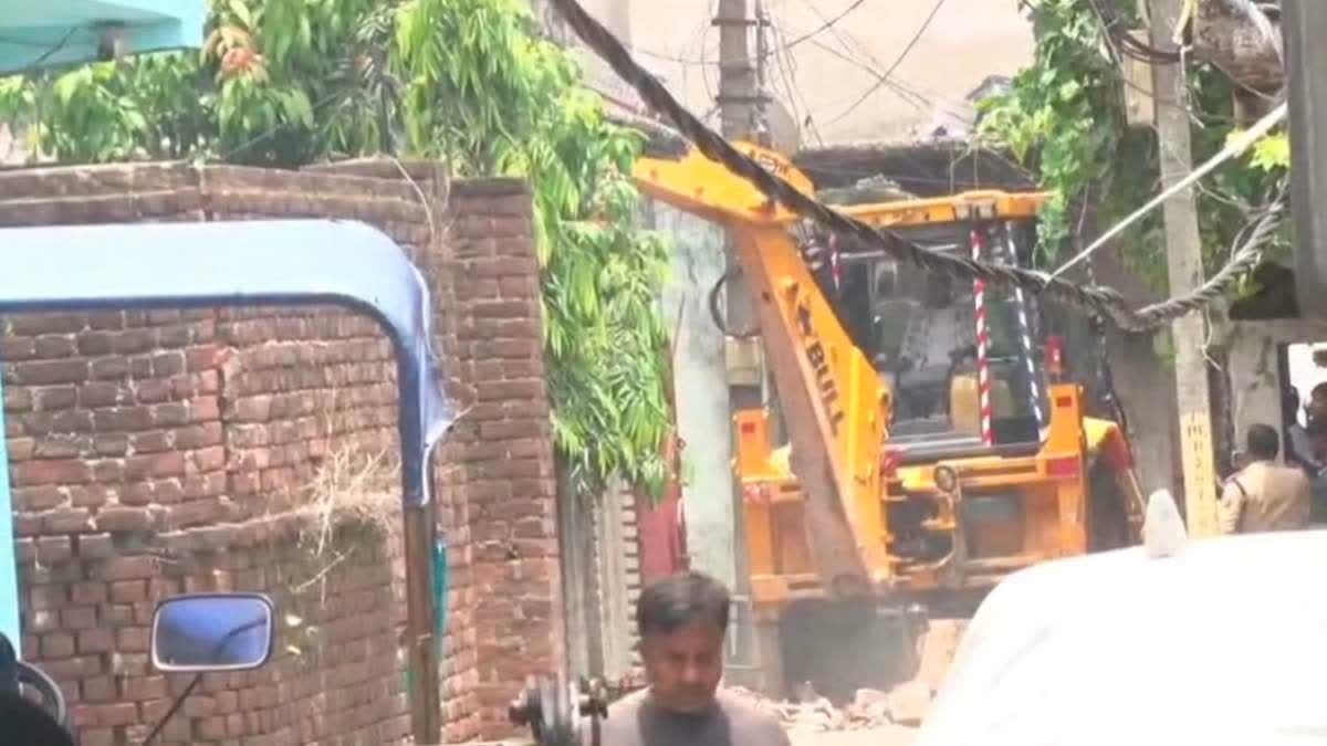 गैंगस्टर प्रिंस खान के घर पर चला बुलडोजर, विधायक अरूप चटर्जी को मिली रंगदारी और जान से मारने की धमकी