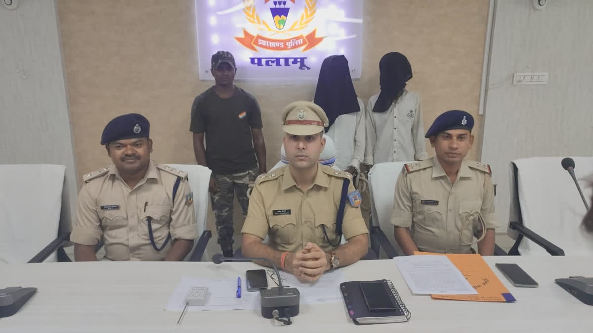पलामू में पुलिस का बड़ा एक्शन, हथियार तस्कर समेत 4 अपराधी गिरफ्तार; दो देसी कट्टा बरामद