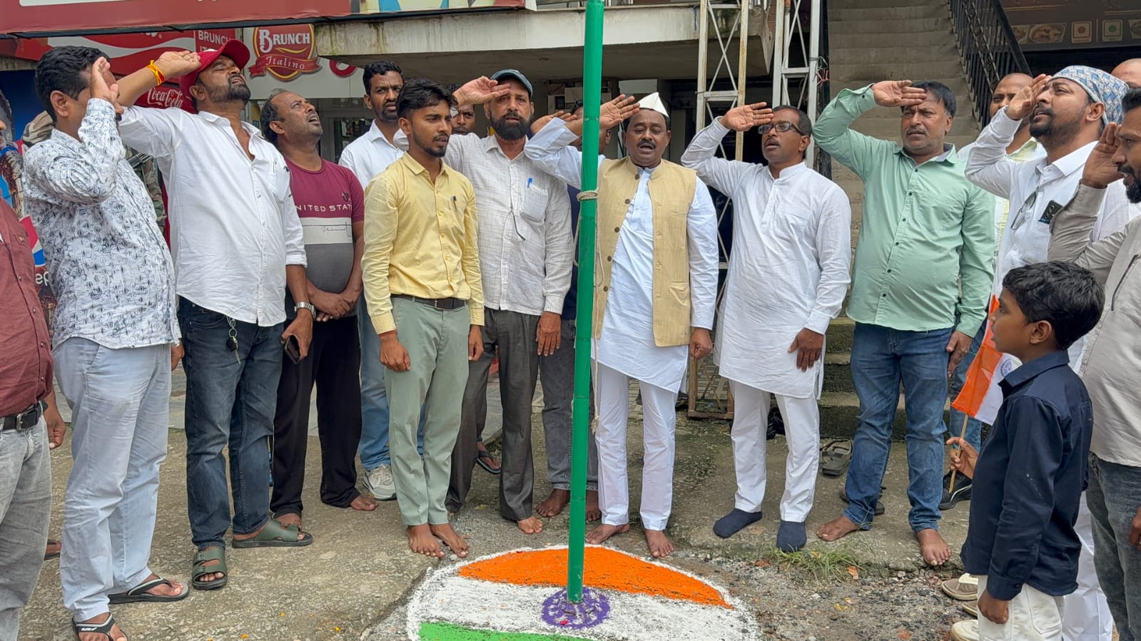 झामुमो जिला कार्यालय में ध्वजारोहण, 17 अगस्त की बैठक को लेकर बनी रणनीति