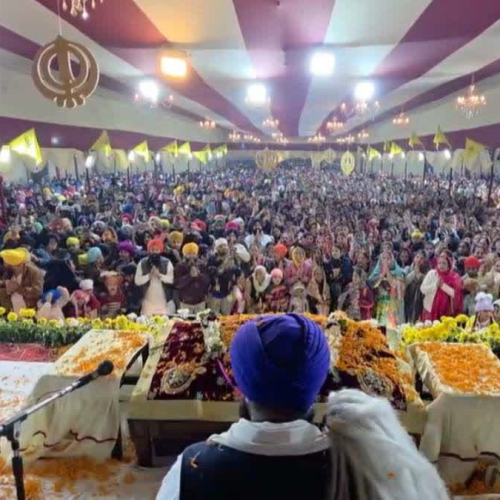 जमशेदपुर में सिख समाज ने गुरु ग्रंथ साहिब पर पुष्प वर्षा कर मनाया नया साल 2026