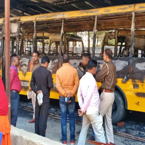 बोकारो में असामाजिक तत्वों की करतूत, स्कूल की तीन बसों समेत चार वाहनों में लगाई आग