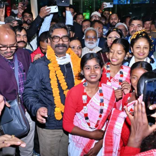 विदेश दौरे से लौटे मुख्यमंत्री हेमंत सोरेन का एयरपोर्ट पर भव्य स्वागत, दावोस–लंदन यात्रा को बताया झारखंड के लिए फायदेमंद