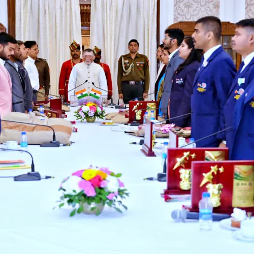 राज्यपाल ने NSS के उत्कृष्ट स्वयंसेवकों से किया संवाद, विद्यार्थियों की उपलब्धियों को बताया गौरव का विषय