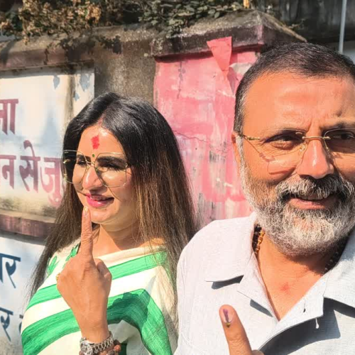 देवघर में सांसद निशिकांत दुबे ने पत्नी संग किया मतदान, बैलेट पेपर व्यवस्था पर उठाए सवाल