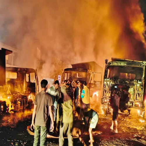 दुमका में भीषण सड़क हादसा: लाइटर-लोड कंटेनर में टक्कर के बाद लगी आग, तीन हाईवा जले, एक की मौके पर मौत