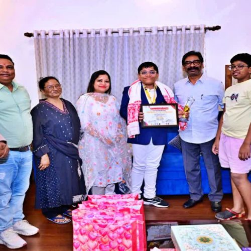 कॉमनवेल्थ शतरंज चैंपियन अधिराज मित्रा ने की मुख्यमंत्री हेमंत सोरेन से मुलाकात, अंडर-14 में स्वर्ण जीतकर बढ़ाया झारखंड का मान