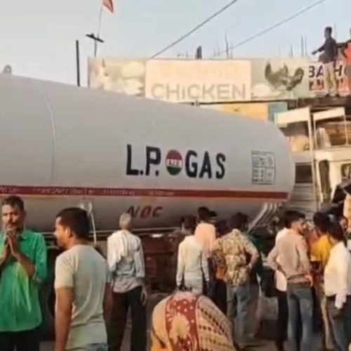 कोडरमा में एलपीजी टैंकर ने सवारी गाड़ी को मारी टक्कर, एक बुजुर्ग की मौत, 10 घायल