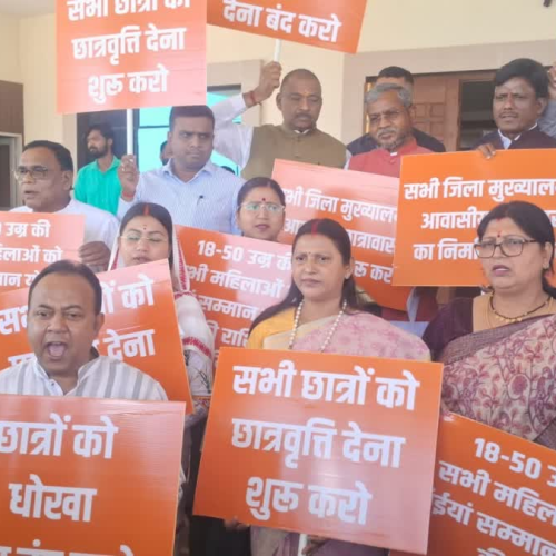 विधानसभा परिसर में गूंजे ‘हेमंत सरकार हाय-हाय’ के नारे, भाजपा विधायकों ने छात्रवृत्ति और योजनाओं को लेकर लगाया वादाखिलाफी का आरोप