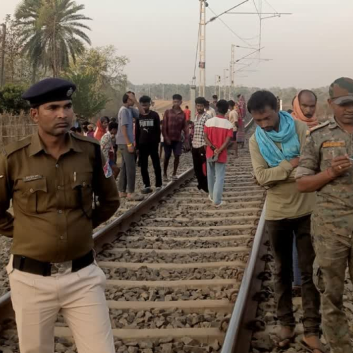 दुमका में ट्रेन की चपेट में आने से दो युवकों की मौत, हादसा या आत्महत्या—पुलिस जांच में जुटी