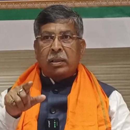 झारखंड में भाषा विवाद पर सियासत तेज: आदित्य साहू का सीएम हेमंत सोरेन को खुला पत्र, नीति पर उठाए गंभीर सवाल  झारखंड में भाषा को लेकर एक बार फिर राजनीतिक बहस तेज हो गई है। इस बार मामला तब गरमाया जब बीजेपी प्रदेश अध्यक्ष आदित्य साहू ने मुख्यमंत्री हेमंत सोरेन को खुला पत्र लिखकर राज्य सरकार की भाषा नीति पर सवाल खड़े किए।  अपने पत्र में आदित्य साहू ने कहा कि झारखंड विविध भाषाओं और संस्कृतियों वाला राज्य है, जहां अलग-अलग भाषाएं और बोलियां वर्षों से साथ-साथ विकसित हुई हैं। ऐसे में भाषा के आधार पर किसी भी प्रकार का भेदभाव राज्य की सामाजिक एकता के लिए उचित नहीं है।  उन्होंने आरोप लगाया कि सीमावर्ती जिलों में भाषा को लेकर सरकार दोहरा मापदंड अपना रही है। उनके अनुसार, ओडिशा और पश्चिम बंगाल से सटे क्षेत्रों में उड़िया और बांग्ला को क्षेत्रीय भाषा का दर्जा दिया जा रहा है, जबकि बिहार से सटे इलाकों में बोली जाने वाली भाषाओं को समान महत्व नहीं मिल रहा।  आदित्य साहू ने मांग की कि भोजपुरी, मगही, मैथिली और अंगिका जैसी भाषाओं को भी समान रूप से मान्यता दी जानी चाहिए। उनका कहना है कि इन भाषाओं का उपयोग बड़ी आबादी द्वारा किया जाता है और इन्हें नजरअंदाज करना उचित नहीं है।  उन्होंने भाषा नीति को युवाओं के भविष्य से जोड़ते हुए कहा कि इस तरह के नियमों का असर प्रतियोगी परीक्षाओं में शामिल होने वाले अभ्यर्थियों पर पड़ सकता है। इससे उनके अवसर सीमित हो सकते हैं, जो कि चिंताजनक है।  बीजेपी प्रदेश अध्यक्ष ने यह भी कहा कि राज्य में पहले से ही शिक्षकों की नियुक्ति लंबे समय से लंबित है और अब भाषा विवाद के कारण स्थिति और जटिल होती जा रही है। इससे युवाओं में असमंजस और असंतोष बढ़ रहा है।  अपने पत्र के माध्यम से उन्होंने सरकार से आग्रह किया कि जेटेट नियमावली की गहन समीक्षा की जाए और सभी जिलों की स्थानीय भाषाओं को समान रूप से शामिल किया जाए, ताकि किसी भी वर्ग के साथ भेदभाव न हो और सभी को समान अवसर मिल सके।