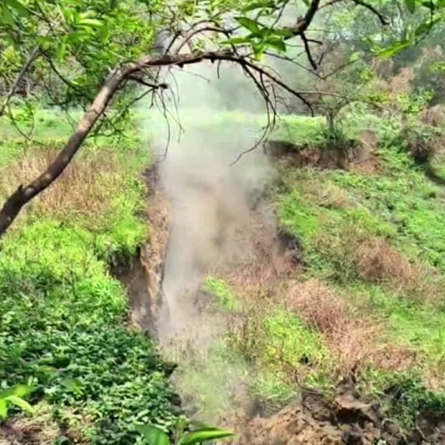 धनबाद टांडाबाड़ी में भू-धंसान के बाद गैस रिसाव से अफरा-तफरी, स्थानीय लोग स्थायी समाधान की मांग पर अड़े