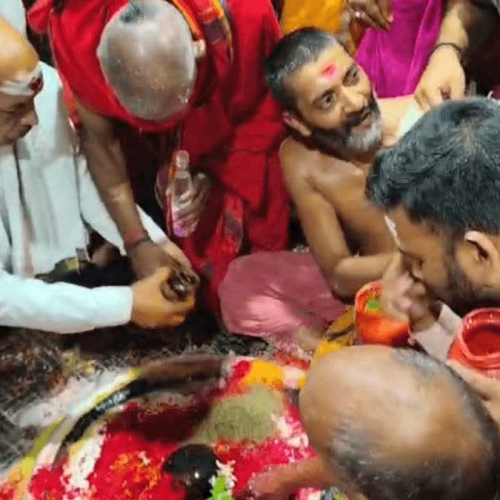 देवघर में विधानसभा अध्यक्ष रवींद्रनाथ महतो ने बाबा बैद्यनाथ धाम में किया जलाभिषेक, राज्य की सुख-समृद्धि की कामना