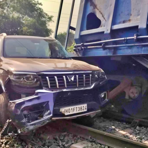 बोकारो थर्मल प्लांट में बड़ा हादसा टला: बेकाबू मालगाड़ी ने स्कॉर्पियो को 500 मीटर तक घसीटा, चालक ने कूदकर बचाई जान