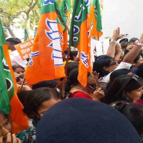 रांची में रिम्स छात्रा गैंगरेप मामले पर उबाल: भाजपा ने SSP कार्यालय का घेराव किया, पुलिस से तीखी नोकझोंक, सरकार पर गंभीर आरोप