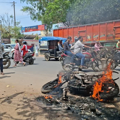 खूंटी में बड़ा हादसा टला: थाना गेट के सामने चलती बाइक बनी आग का गोला, सवारों ने कूदकर बचाई जान