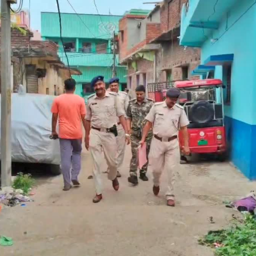 भगोड़ा अपराधी प्रिंस खान पर पुलिस का शिकंजा कसता जा रहा, वासेपुर स्थित आवास पर हुई कुर्की-जब्ती