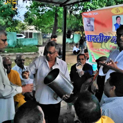 हजारीबाग में ‘झालमुड़ी’ बना जीत का प्रतीक, बंगाल में भाजपा सरकार बनने पर कार्यकर्ताओं ने मनाया जश्न
