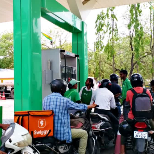 रांची में पेट्रोल पंपों पर उमड़ी भीड़, प्रशासन ने कहा- घबराएं नहीं, पर्याप्त है ईंधन आपूर्ति