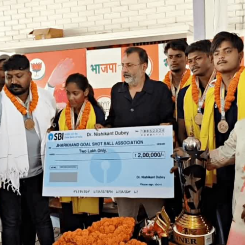 देवघर के गोल शॉटबॉल खिलाड़ियों का सांसद निशिकांत दुबे ने किया सम्मान, दी दो लाख की प्रोत्साहन राशि