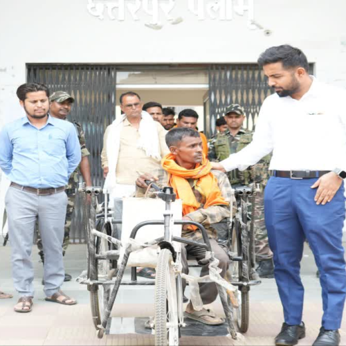 पलामू डीसी का छत्तरपुर प्रखंड और अंचल कार्यालय में औचक निरीक्षण, अनुपस्थित कर्मियों और पदाधिकारियों को जारी हुआ शोकॉज नोटिस