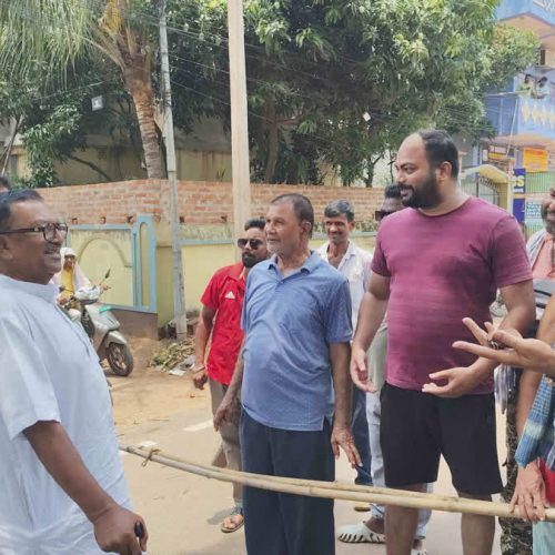 दुमका में बिजली संकट पर फूटा लोगों का गुस्सा, सांसद नलिन सोरेन के मोहल्ले में सड़क जाम