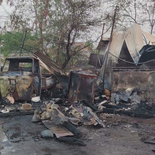 पलामू के हैदरनगर बस स्टैंड के पास भीषण आग, तीन दुकानें जलकर खाक; सिलेंडर ब्लास्ट से मची अफरा-तफरी
