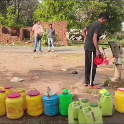 बोकारो की कई बस्तियों में गहराया पेयजल संकट, हजारों लोग बूंद-बूंद पानी के लिए परेशान