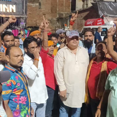 देवघर में सफाई कर्मियों की अनिश्चितकालीन हड़ताल शुरू, शहर में सफाई व्यवस्था ठप होने का खतरा