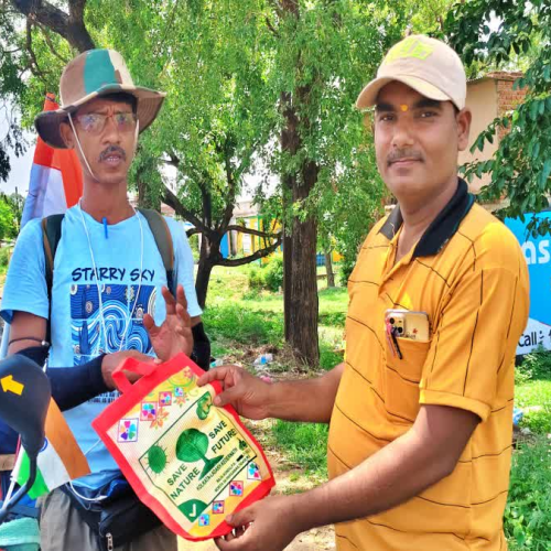 पश्चिम बंगाल से लद्दाख तक 7,000 किमी की साइकिल यात्रा पर निकले राजा कुंडू, पर्यावरण संरक्षण का दे रहे संदेश
