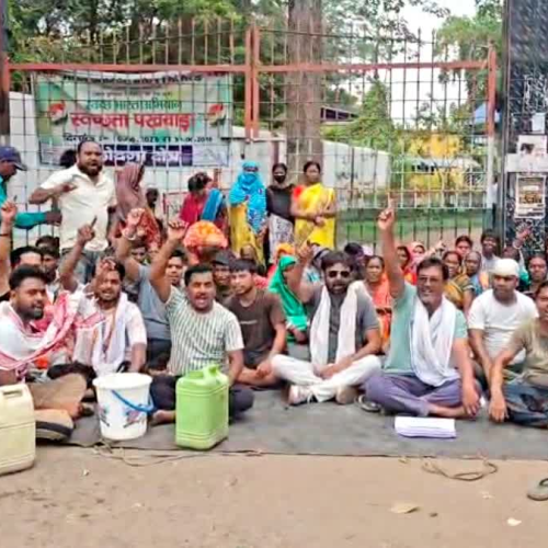 धनबाद में पेयजल संकट पर फूटा लोगों का गुस्सा, बीसीसीएल एरिया-10 जीएम कार्यालय का मुख्य गेट किया जाम