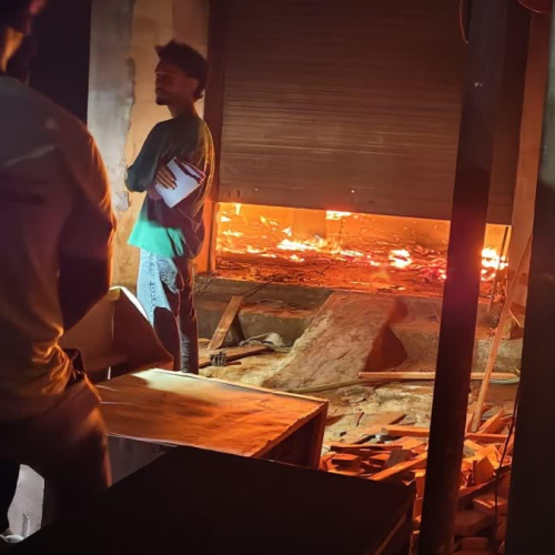 लोहरदगा: फर्नीचर शोरूम में भीषण आग, 15 लाख की संपत्ति खाक, शॉर्ट सर्किट की आशंका