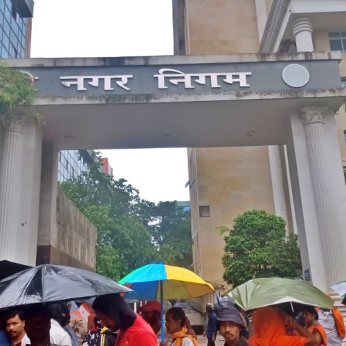 मोरहाबादी साप्ताहिक बाजार बंद करने के फैसले पर बवाल, बारिश के बीच नगर निगम पहुंचे सब्जी विक्रेता