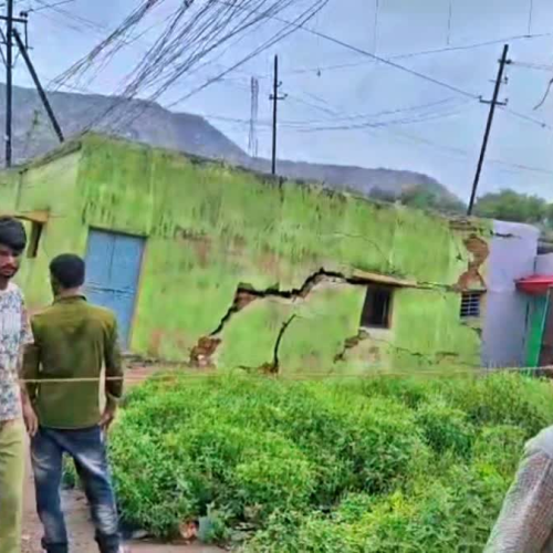 धनबाद के कतरास में भू-धंसान से दहशत, कई मकान क्षतिग्रस्त; पुनर्वास और मुआवजे की मांग तेज