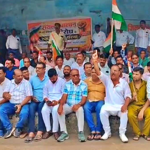 रॉयल्टी चालान की नई व्यवस्था के खिलाफ धनबाद में संवेदकों का प्रदर्शन, हाईकोर्ट में PIL दायर करने की चेतावनी