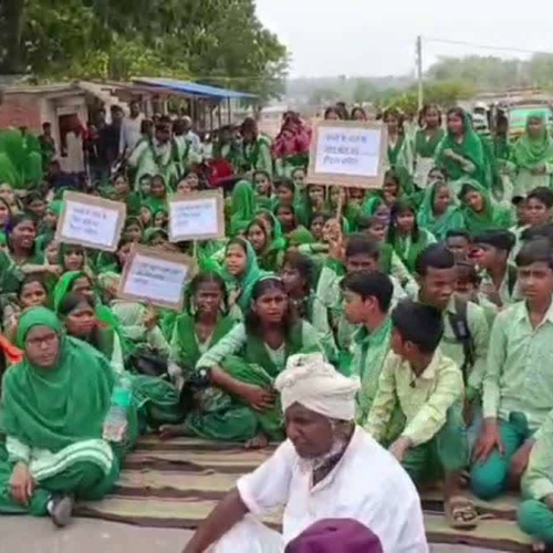 स्कूल का रास्ता अवरुद्ध होने पर छात्रों का प्रदर्शन, प्रशासन से तत्काल कार्रवाई की मांग