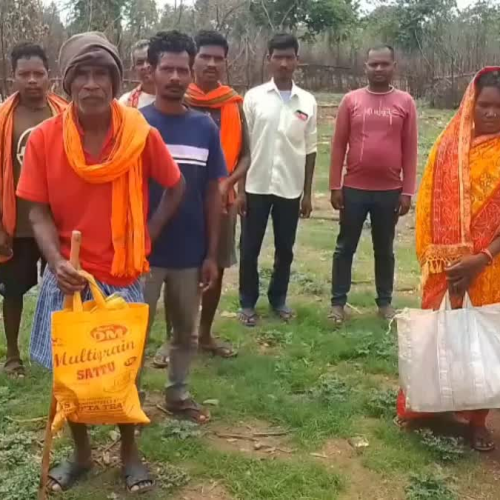 30 किलोमीटर का सफर तय कर मिलता है राशन, लातेहार के देवबार गांव के ग्रामीणों की बढ़ी मुश्किलें