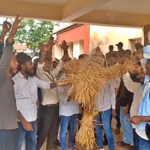 DSPMU में सीट कटौती और क्लस्टर सिस्टम के विरोध में छात्रों का प्रदर्शन, कुलपति के खिलाफ जमकर नारेबाजी