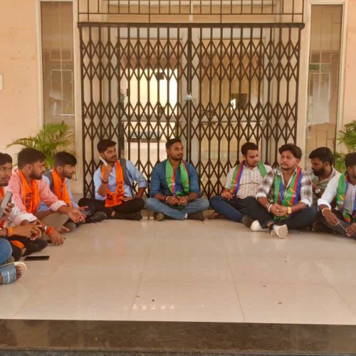 DSPMU में विवाद गहराया, छात्र नेताओं पर FIR के विरोध में आंदोलन जारी, पेन डाउन हड़ताल से कामकाज प्रभावित